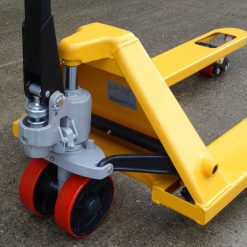 3000kg-capacity-heavy-duty-pallet-truck-steer-wheels