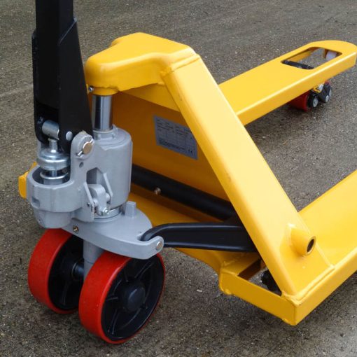 3000kg-capacity-heavy-duty-pallet-truck-steer-wheels
