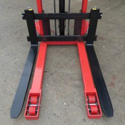manual-stacker-1500kg-capacity-adjustable-forged-forks-1600mm-lift-height