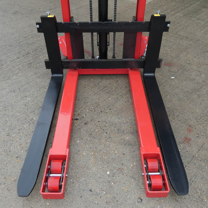 manual-stacker-1500kg-capacity-adjustable-forged-forks-1600mm-lift-height