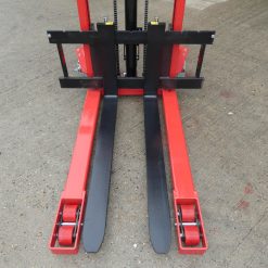 manual-stacker-1500kg-capacity-adjustable-forged-forks-1600mm-lift-height