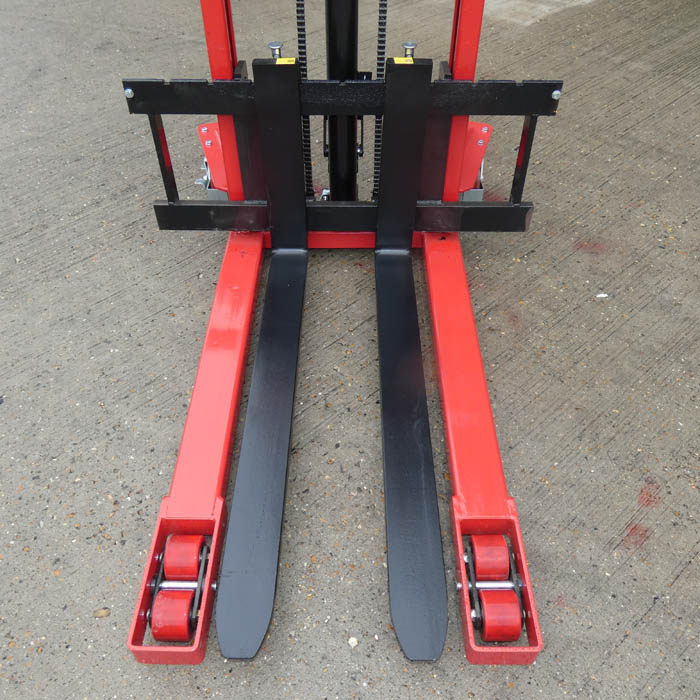 manual-stacker-1500kg-capacity-adjustable-forged-forks-1600mm-lift-height