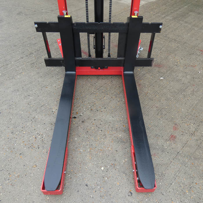 manual-stacker-1500kg-capacity-adjustable-forged-forks-1600mm-lift-height