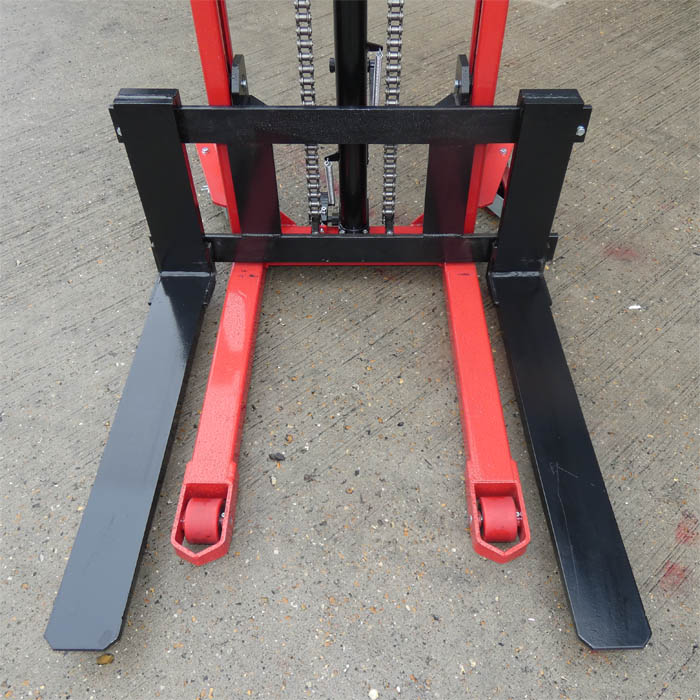 manual-stacker-2000kg-capacity-adjustable-forged-forks-1500mm-lift-height