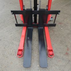 manual-stacker-2000kg-capacity-adjustable-forged-forks-1500mm-lift-height
