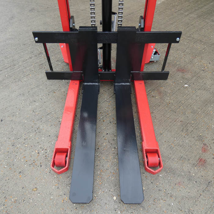 manual-stacker-2000kg-capacity-adjustable-forged-forks-1500mm-lift-height